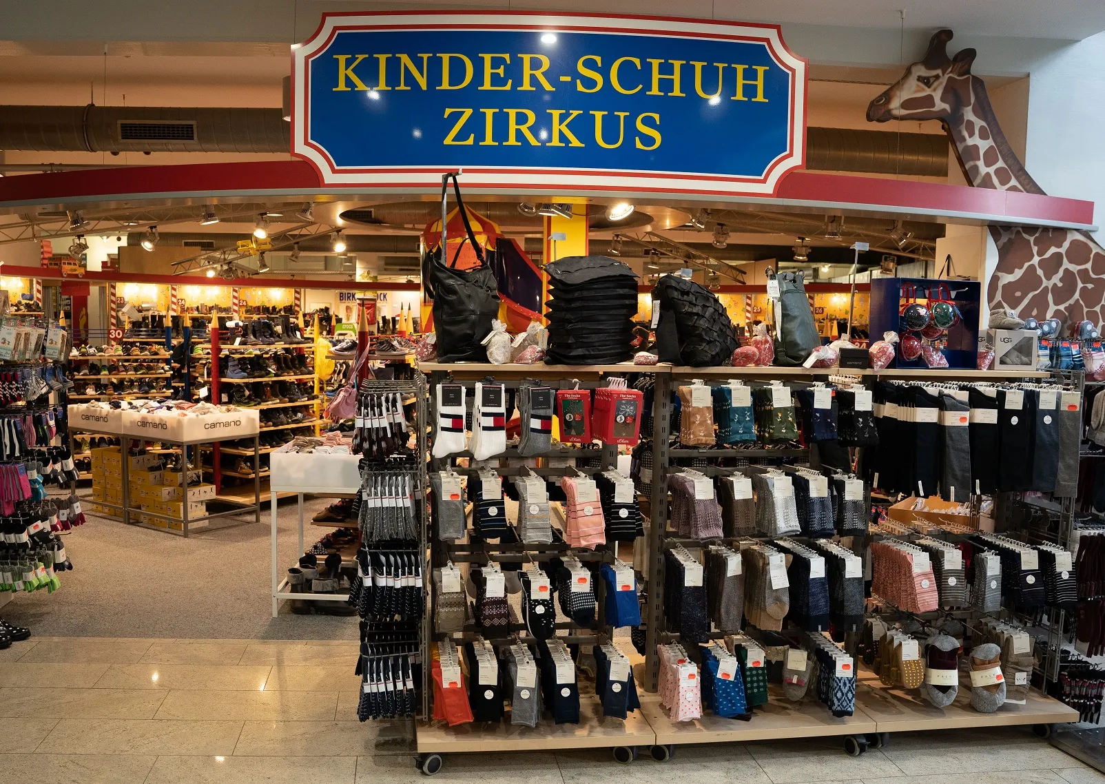 Socken, Taschen und Zubehör in der Heinmüller Kinderschuhabteilung