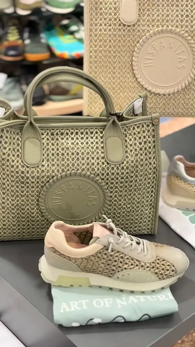 Geflochtene Hispanitas Taschen und passender Sneaker bei Heinmüller
