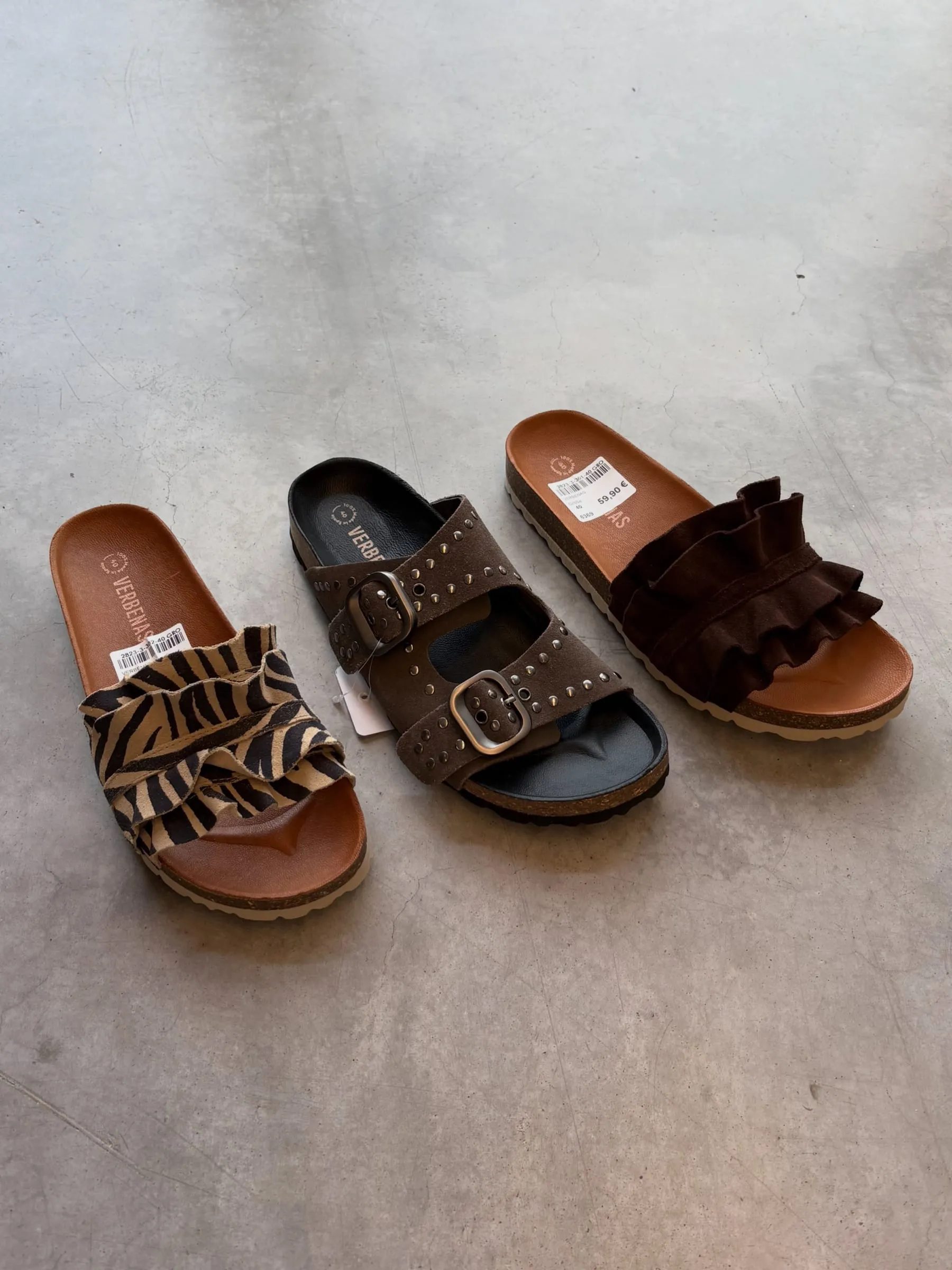 Drei Damensandalen in Braun, Schwarz und Bordeaux