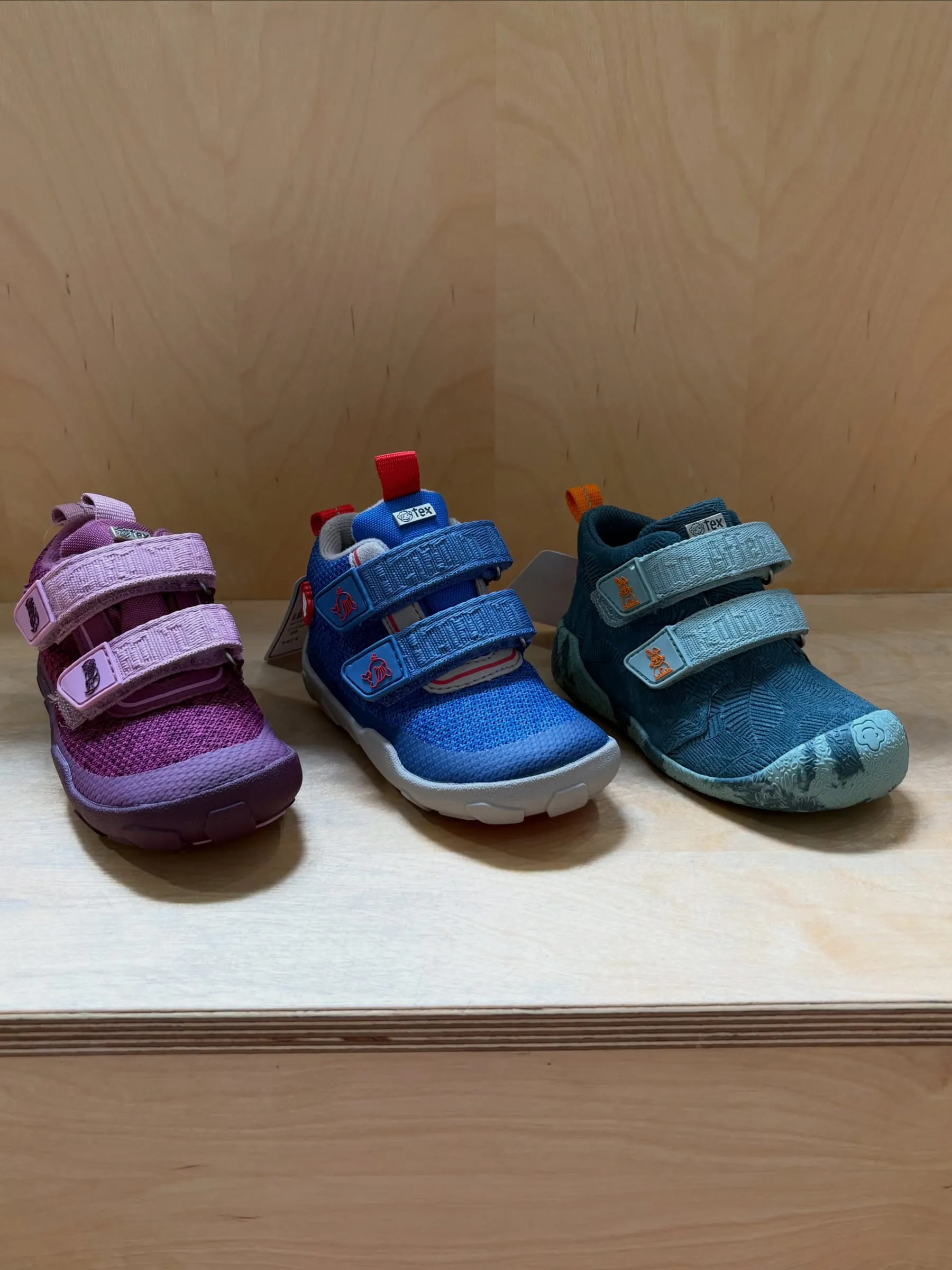 Drei farbige Affenzahn Barfußschuhe für Kinder im Regal