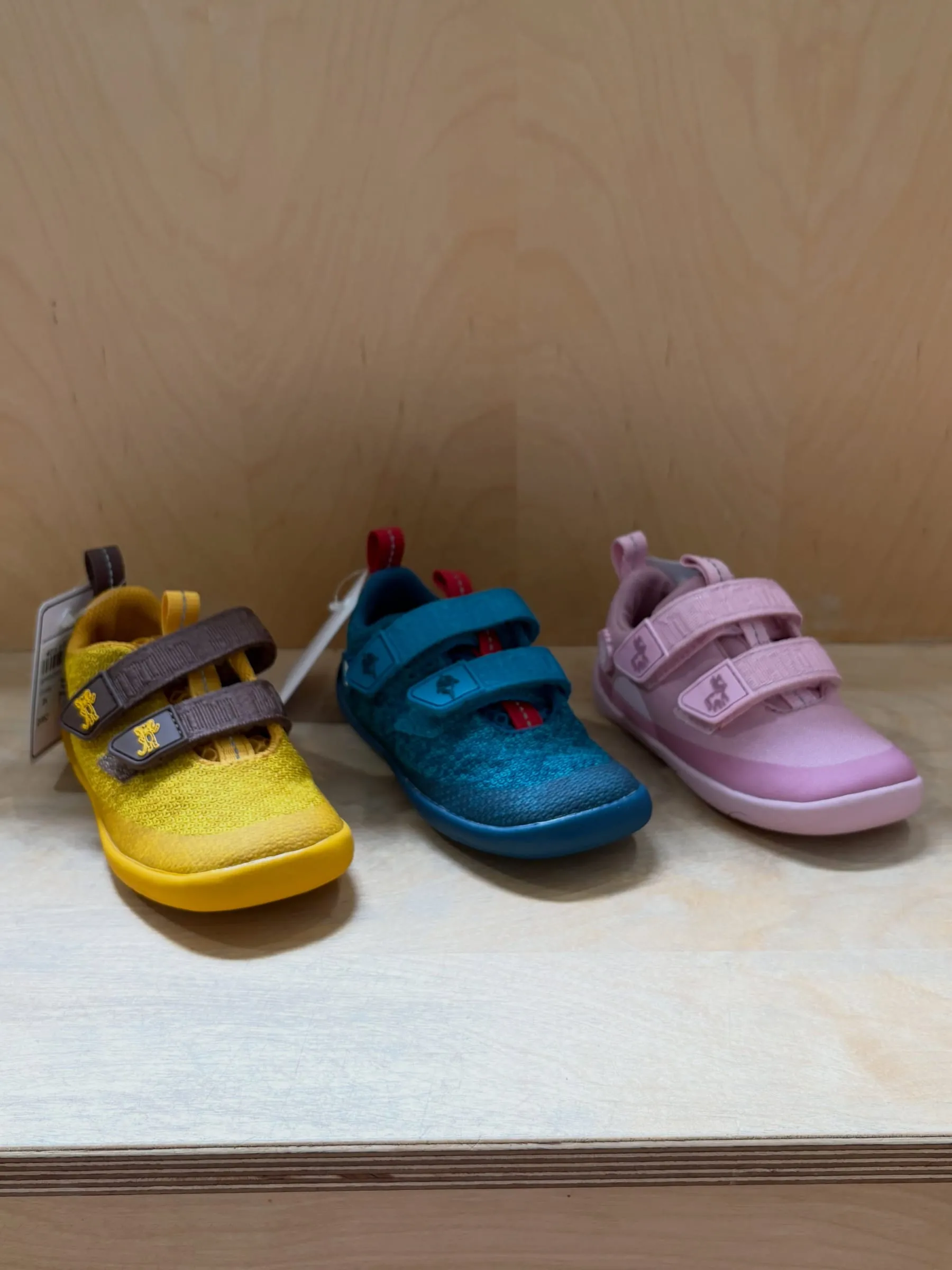 Drei farbige Affenzahn Klettschuhe für kleine Kinder