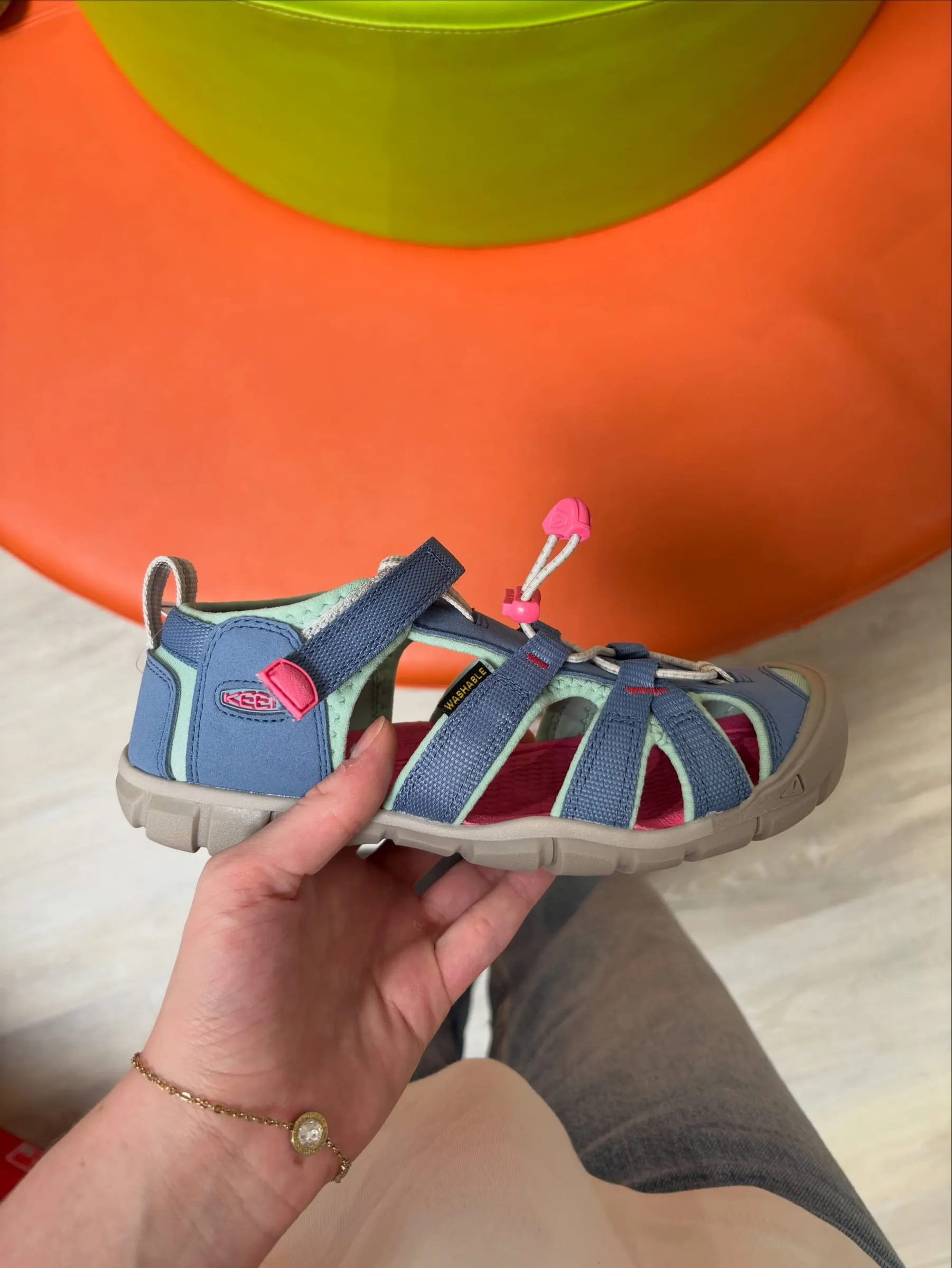 Blaue geschlossene KEEN Kindersandale mit Klettverschluss