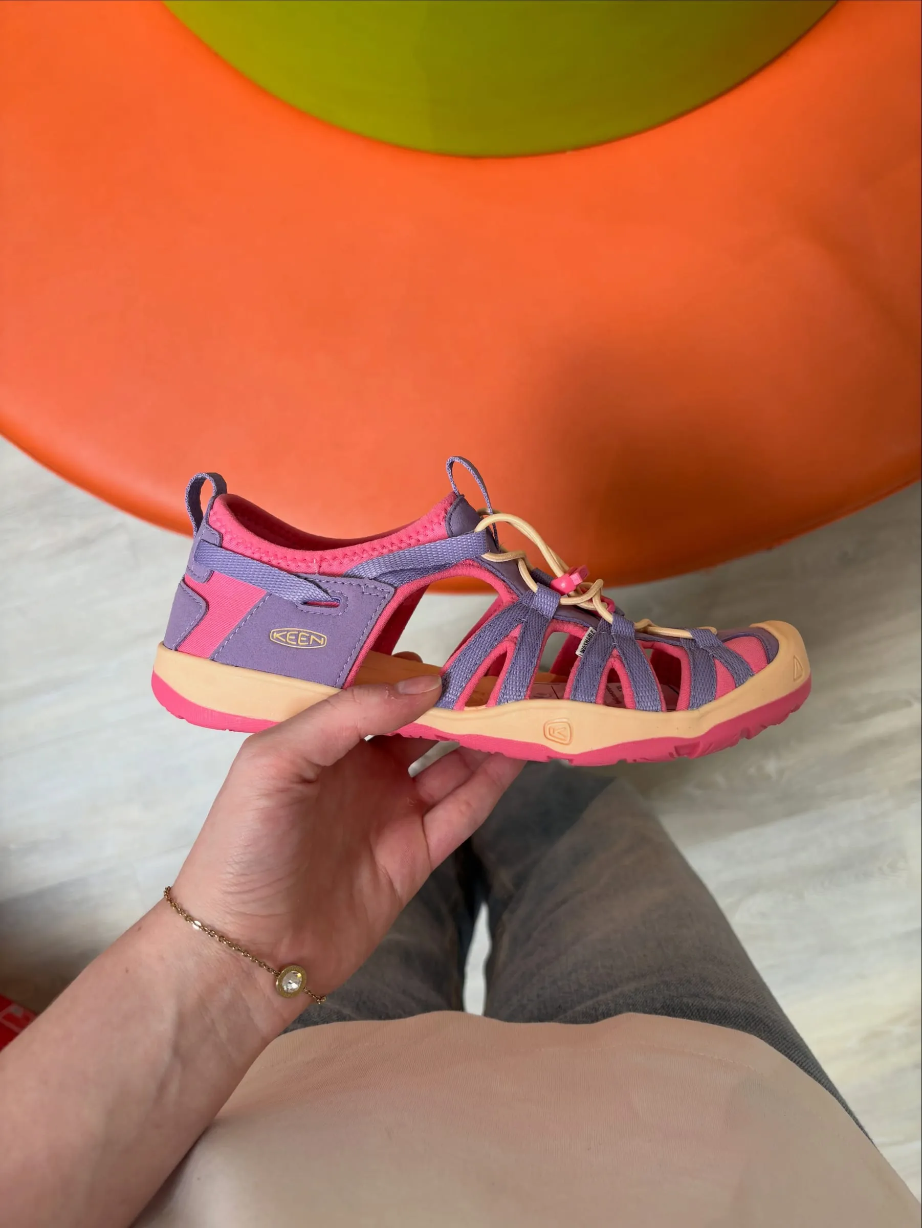 Violett-pinke geschlossene KEEN Kindersandale