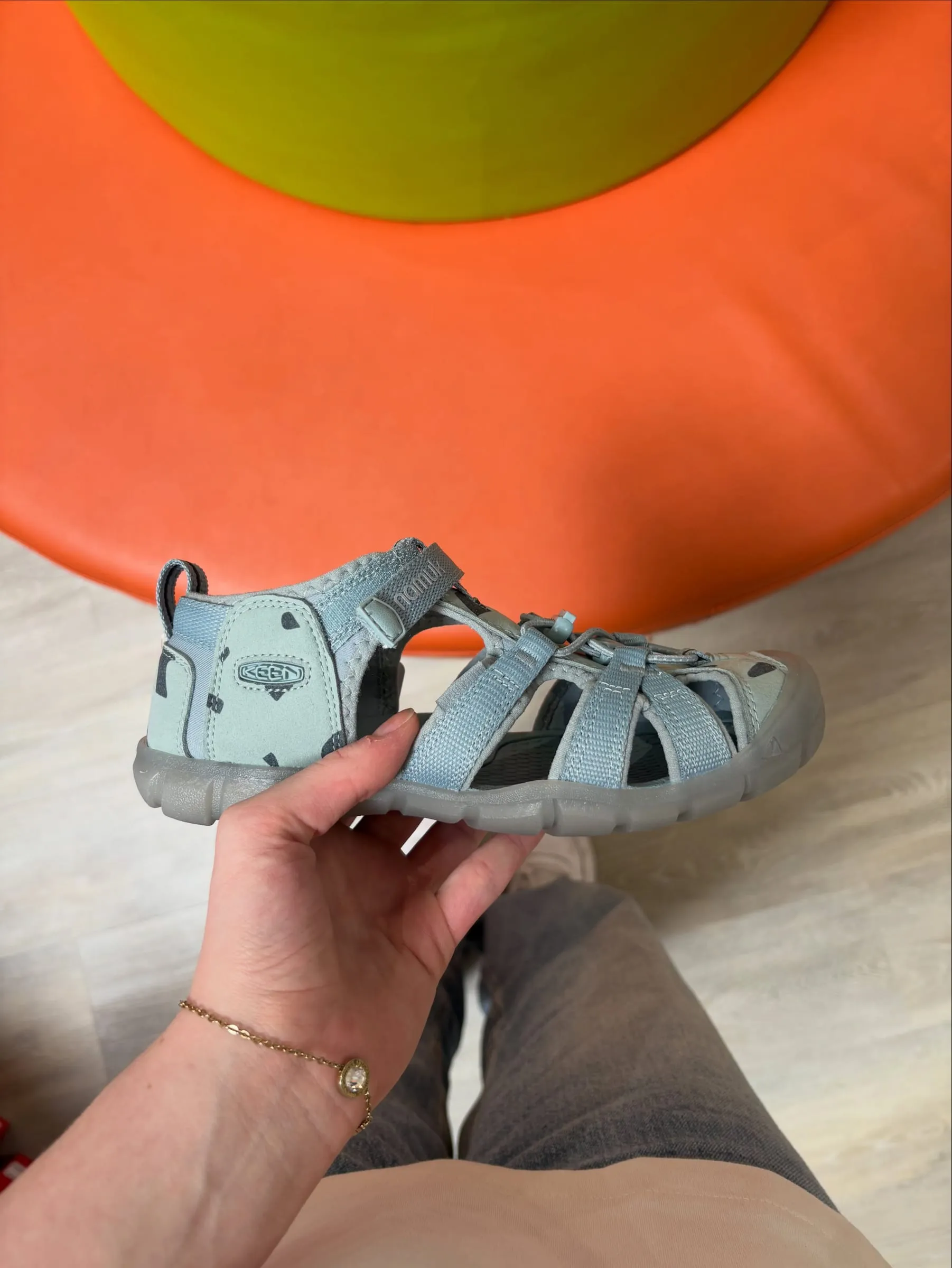 Graue geschlossene Kindersandale mit Klettverschluss