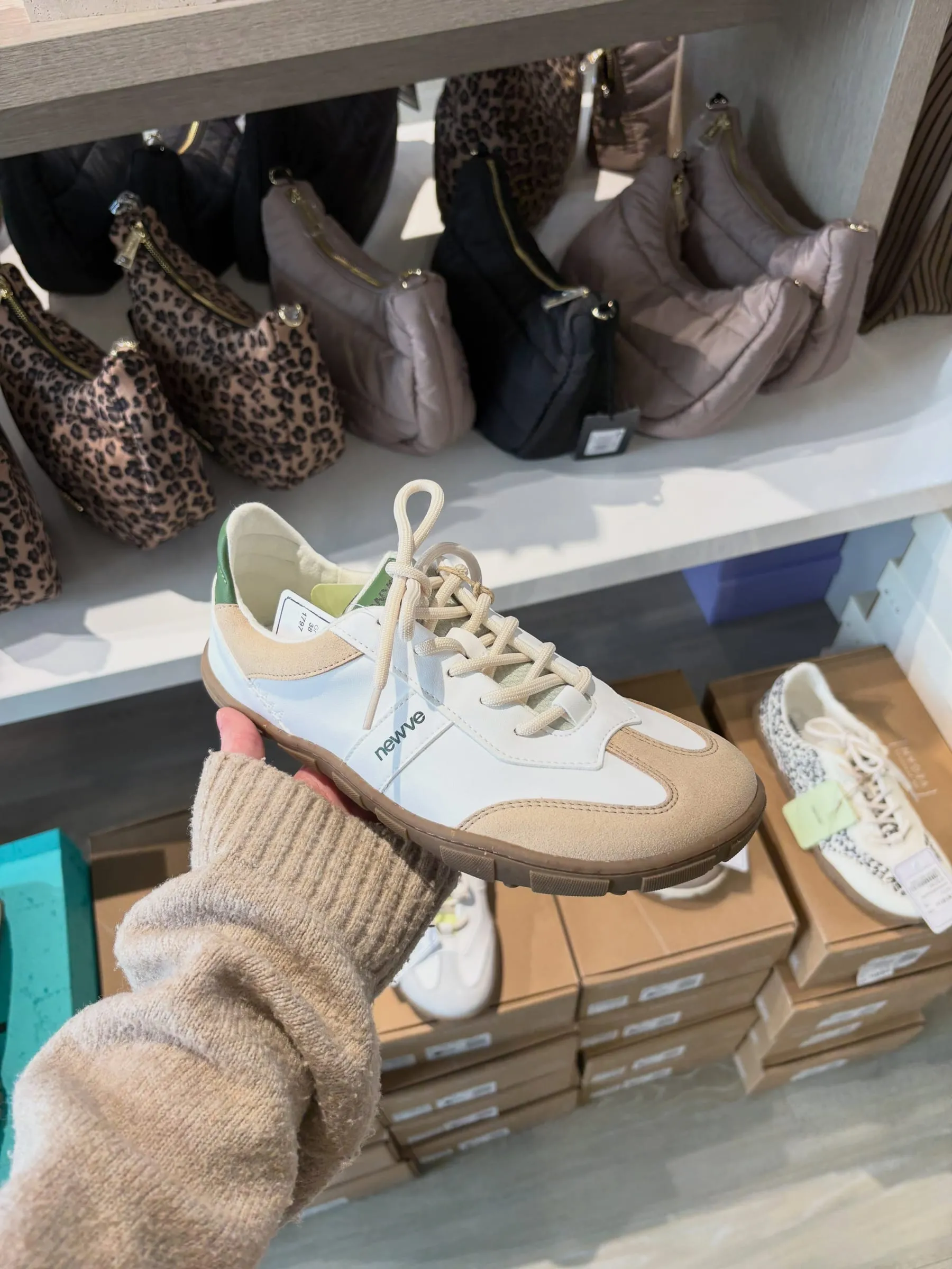 Cremefarbener Damen-Sneaker von New Wave in der Heinmüller Filiale