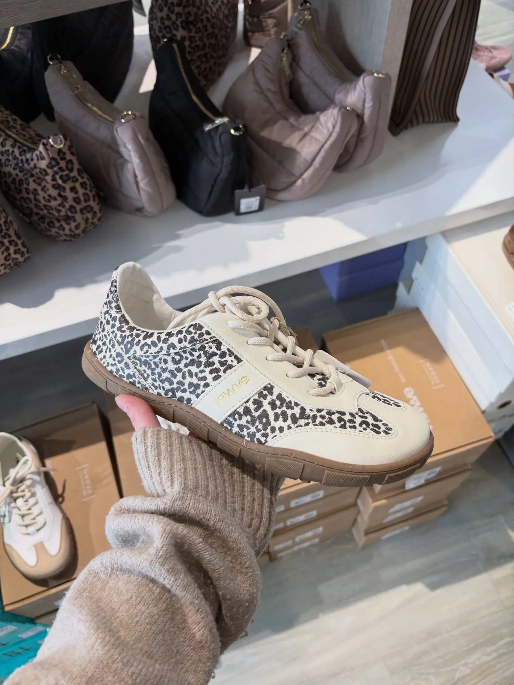 Damen-Sneaker mit Leoprint aus dem aktuellen Heinmüller Sortiment