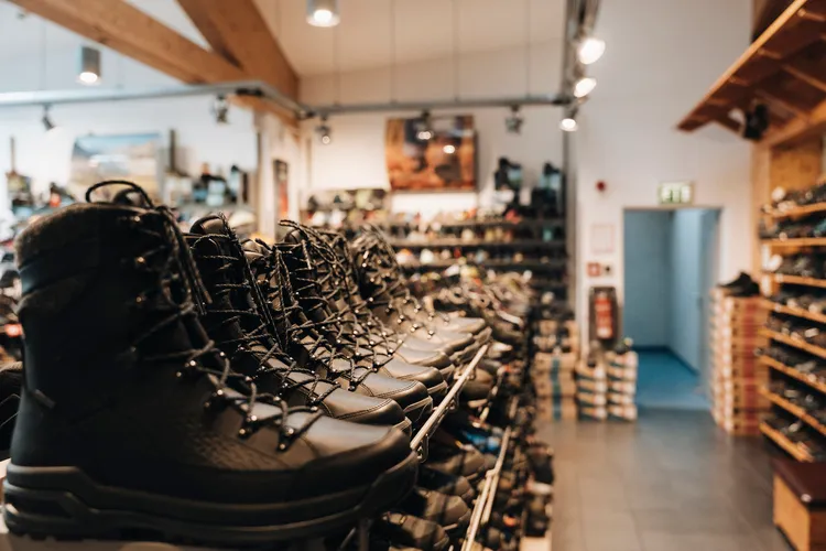 Robuste Wanderstiefel in der Heinmüller Outdoor-Abteilung