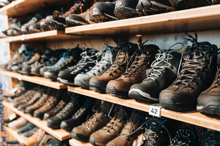 Wanderschuhe verschiedener Marken und Größen im Regal