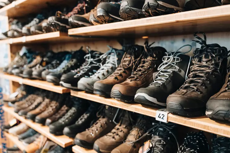 Wanderschuhe verschiedener Marken und Größen im Regal