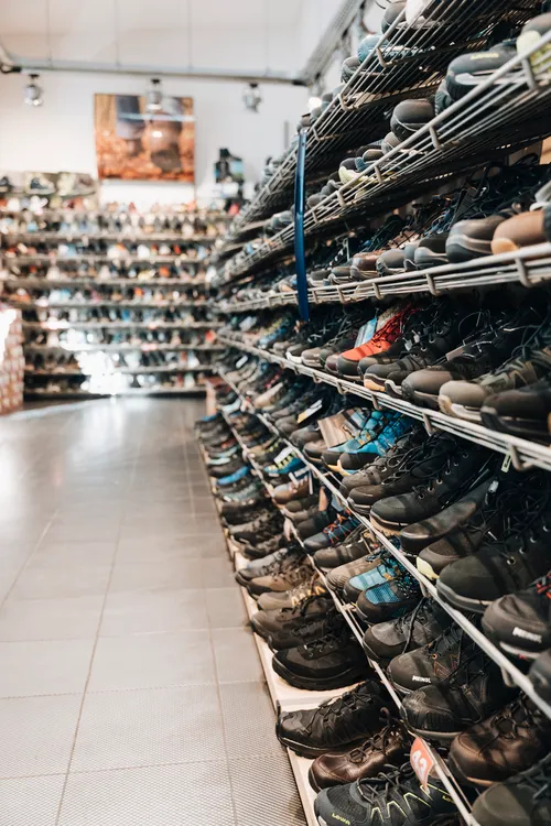 Outdoor- und Wanderschuhregal in der Heinmüller Filiale