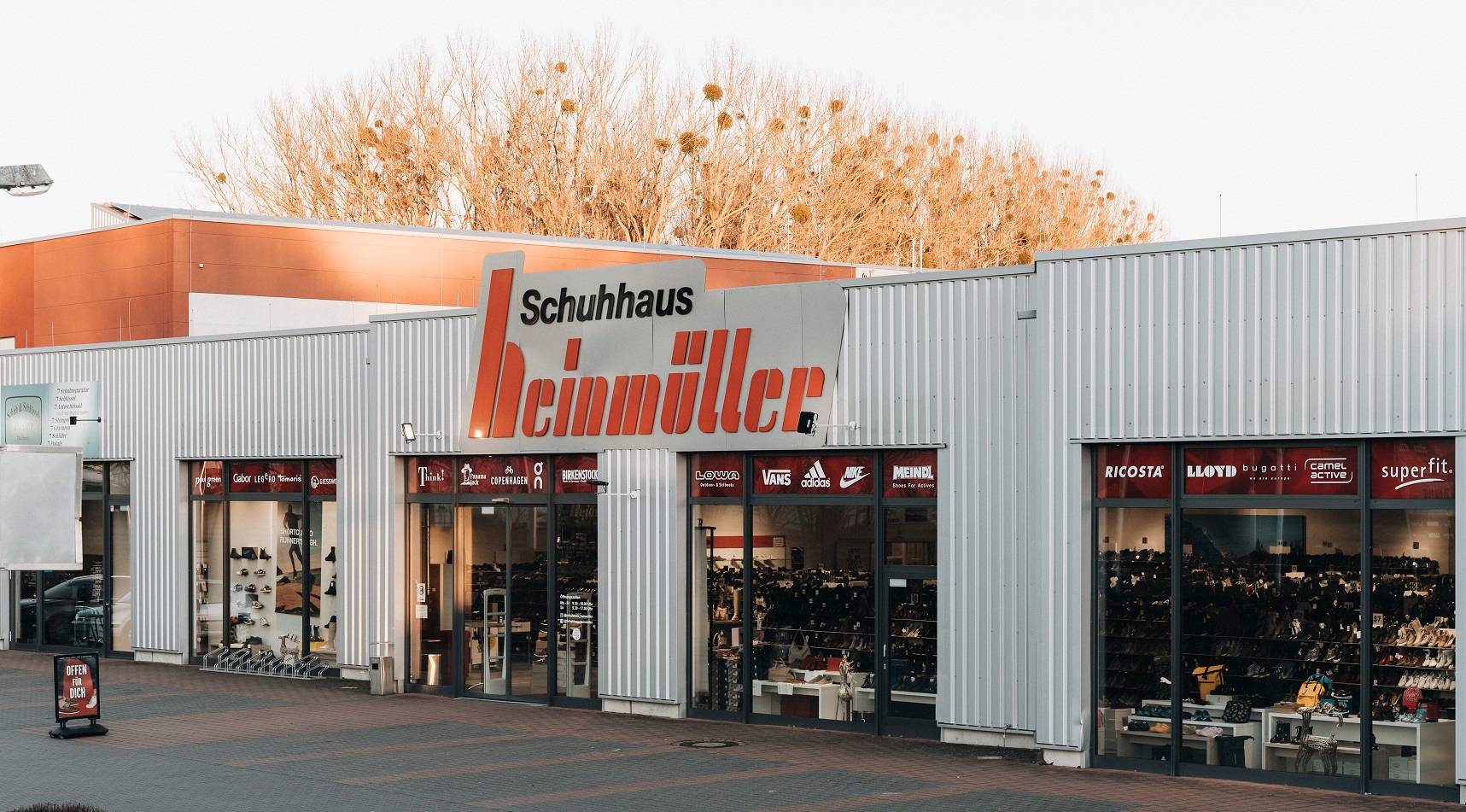 Außenansicht des Schuhhauses Heinmüller am Flüthedamm in Rosdorf